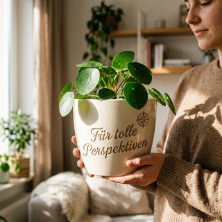 Personalisierter Blumentopf mit Gravur — Geschenk Kameramann Abschied — im Wohnambiente
