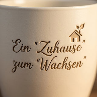 Personalisierter Blumentopf mit Gravur — Geschenk Immobilienkaufmann — Detailaufnahme