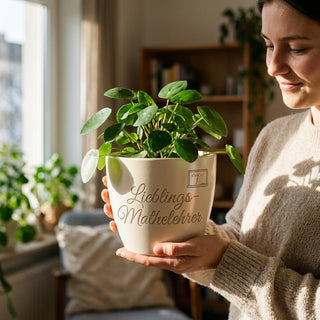 Personalisierter Blumentopf mit Gravur — Geschenk Mathelehrer Abschied — im Wohnambiente