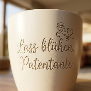 Personalisierter Blumentopf mit Gravur — Geschenk Patentante Geburtstag — Detailaufnahme