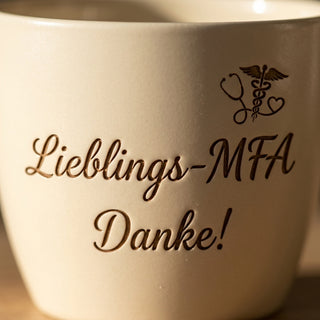 Personalisierter Blumentopf mit Gravur 'Lieblings-MFA' — Geschenk für Medizinische Fachangestellte — Detailaufnahme