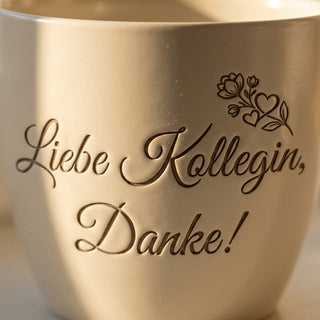 Personalisierter Blumentopf mit Gravur — Geschenk für die Pensionärin zum Abschied — Detailaufnahme