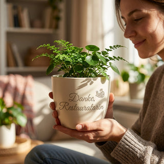 Personalisierter Blumentopf mit Gravur — Geschenk Restauratorin Abschied — im Wohnambiente