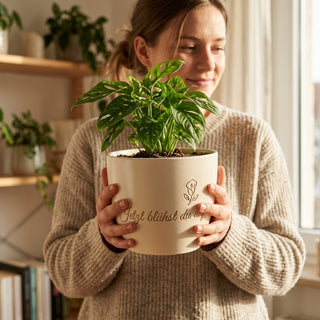 Personalisierter Blumentopf mit Gravur — Geschenk Rentnerin zur Verabschiedung — im Wohnambiente