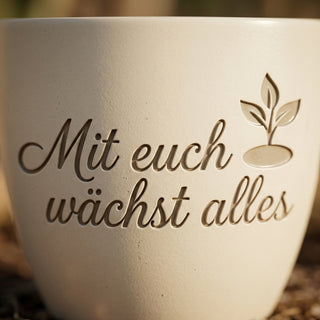 Personalisierter Blumentopf „Mit euch wächst alles“ — Team Geschenk Abschied — Detailaufnahme