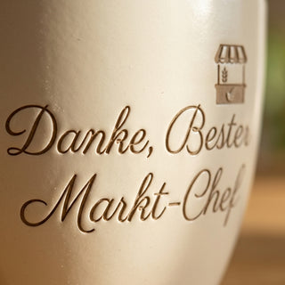 Persönliches Geschenk für den Marktleiter – Gravur: Danke, Bester Markt-Chef — Detailaufnahme
