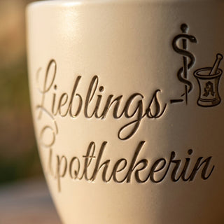 Personalisierter Blumentopf mit Gravur — Geschenk für Apothekerin — nahaufnahme
