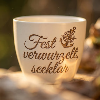 Personalisierter Blumentopf mit Gravur 'Fest verwurzelt, seeklar' — Geschenk Matrose — Detailaufnahme
