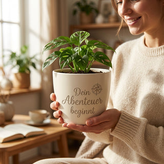 Persönliches Geschenk für Erstklässler – Blumentopf mit Gravur: Dein Abenteuer beginnt — im Wohnambiente