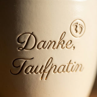Blumentopf mit Gravur „Danke, Taufpatin“ — personalisiertes Geschenk zur Taufe — Detailaufnahme