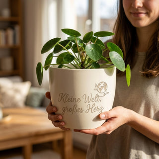 Personalisierter Blumentopf mit Gravur – Geschenk für Modelleisenbahner — im Wohnambiente