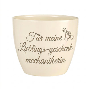 Personalisierter Blumentopf mit Gravur — Geschenk Mechanikerin — Detailansicht der Lasergravur