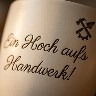 Personalisierter Blumentopf mit Gravur — Geschenk für Haustechniker — Detailaufnahme