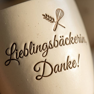 Persönliches Geschenk für die Bäckerin – Blumentopf mit Gravur Lieblingsbäckerin — Detailaufnahme