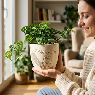 Personalisierter Blumentopf 'Wurzeln fest, hoch hinaus' — Geschenk Kletterer — im Wohnambiente