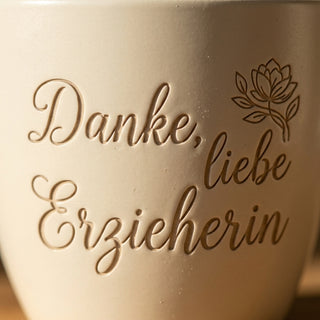 Personalisierter Blumentopf mit Gravur — Einschulungsgeschenk für die Erzieherin — Detailaufnahme