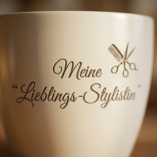 Personalisierter Blumentopf mit Gravur — Geschenk Nageldesignerin — Detailaufnahme