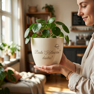 Personalisierter Blumentopf mit Gravur 'Beste Kellnerin' — Dankeschön Geschenk — im Wohnambiente