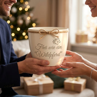 Personalisierter Blumentopf mit Gravur — Geschenk für Pferdemädchen — als persoenliche Geschenk-Uebergabe