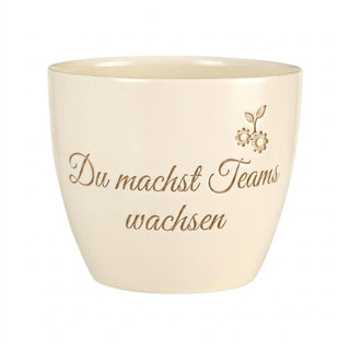 Personalisierter Blumentopf mit Gravur — Geschenk HR Managerin Abschied — Detailansicht der Lasergravur