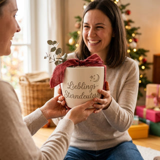 Geschenk für die Astrologin – Blumentopf mit Gravur Lieblings-Sterndeuterin — geschenk_uebergabe