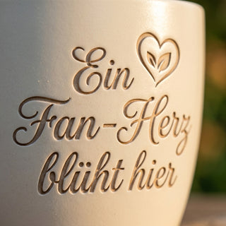 Geschenk für Fußballfans – Blumentopf mit individueller Gravur — Detailaufnahme