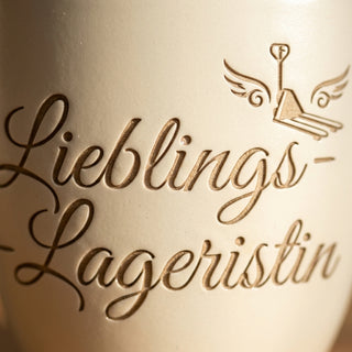 Personalisierter Blumentopf mit Gravur — Geschenk Lageristin — Detailaufnahme