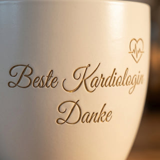 Personalisierter Blumentopf mit Gravur — Geschenk Kardiologin — Detailaufnahme
