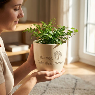 Personalisierter Blumentopf mit Gravur — Geschenk Bestatterin Abschied — im Wohnambiente