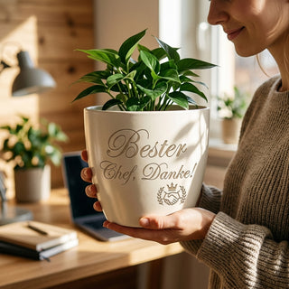 Personalisierter Blumentopf mit Gravur — Geschenk für den besten Chef — im Wohnambiente