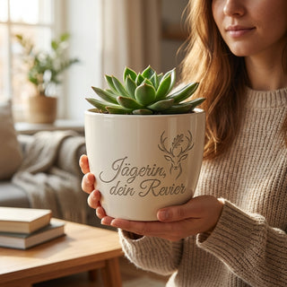 Personalisierter Blumentopf 'Jägerin, dein Revier' — Geschenk für Jägerinnen — im Wohnambiente