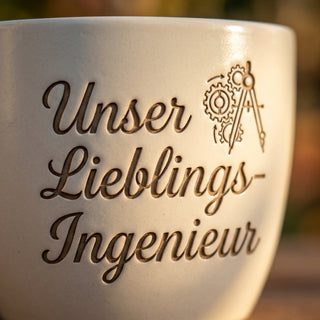 Personalisierter Blumentopf — Geschenk für Maschinenbauingenieur — Detailaufnahme