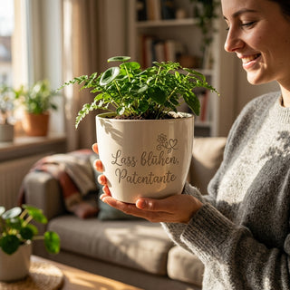 Personalisierter Blumentopf mit Gravur — Geschenk Patentante Geburtstag — im Wohnambiente