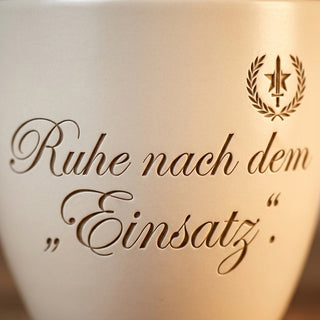 Personalisierter Blumentopf mit Gravur — Geschenk Notfallsanitäter — Detailaufnahme