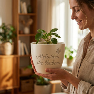 Personalisierter Blumentopf mit Gravur — Geschenk Komponist Musiker — im Wohnambiente