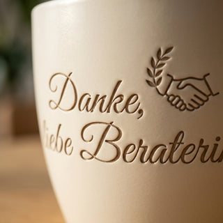 Personalisierter Blumentopf mit Gravur — Geschenk für Feng Shui Beraterin — Detailaufnahme