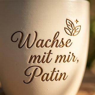 Personalisierter Blumentopf mit Gravur — Geschenk Taufpatin zur Taufe — Detailaufnahme