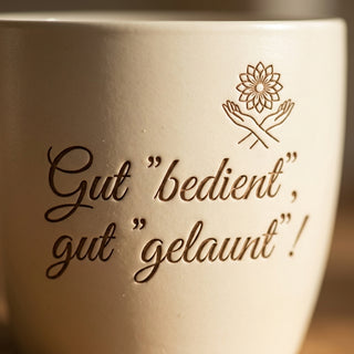 Personalisierter Blumentopf mit Gravur — Geschenk Kellnerin Abschied — Detailaufnahme