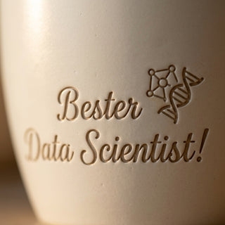 Personalisierter Blumentopf mit Gravur — Geschenk Data Scientist Beförderung — Detailaufnahme