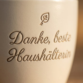 Personalisierter Blumentopf mit Gravur — Danke Geschenk Haushälterin — Detailaufnahme