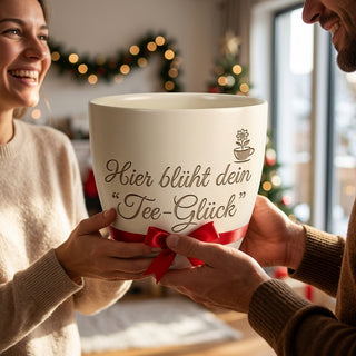 Personalisierter Blumentopf mit Gravur — Geschenk für Tee Sommelière — als persoenliche Geschenk-Uebergabe