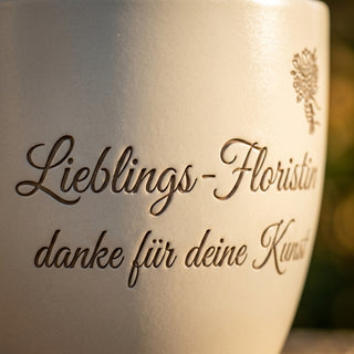 Personalisierter Blumentopf mit Gravur — Geschenk Floristin Dankeschön — Detailaufnahme