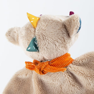 Sigikid Schnuffeltuch Drache, beige, mit buntem Dreiecksmuster an den Ohren und orangefarbenem Halstuch, von hinten. Babyg...