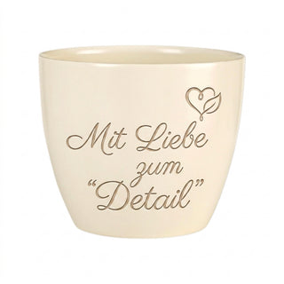 Personalisierter Blumentopf »Mit Liebe zum Detail« — Geschenk Schmuckdesigner — Detailansicht der Lasergravur