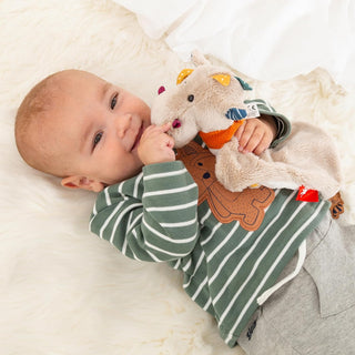 Baby mit beigefarbenem Sigikid Schnuffeltuch Drache mit orangefarbenem Halstuch.