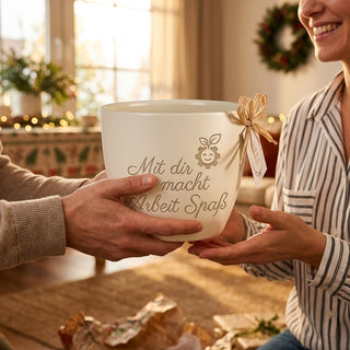 Personalisierter Blumentopf mit Gravur — Geschenk Lieblingskollege — als persoenliche Geschenk-Uebergabe