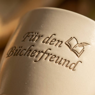 Geschenk Antiquar – Individueller Blumentopf mit Gravur für den Bücherfreund — nahaufnahme