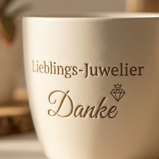 Personalisierter Blumentopf mit Gravur — Geschenk für Juwelier — Detailaufnahme