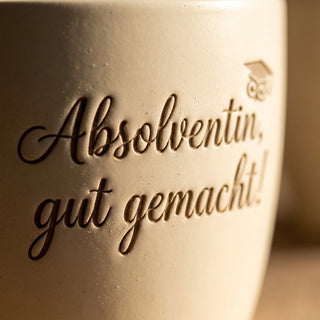 Personalisierter Blumentopf mit Gravur — Geschenk Absolventin Studium — nahaufnahme