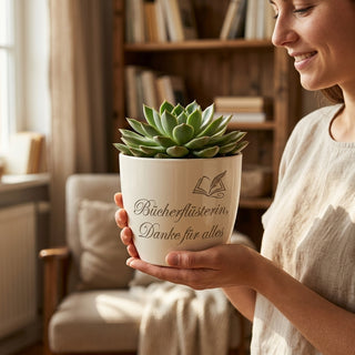 Personalisierter Blumentopf mit Gravur — Geschenk Buchhändlerin Abschied Dankeschön — im Wohnambiente